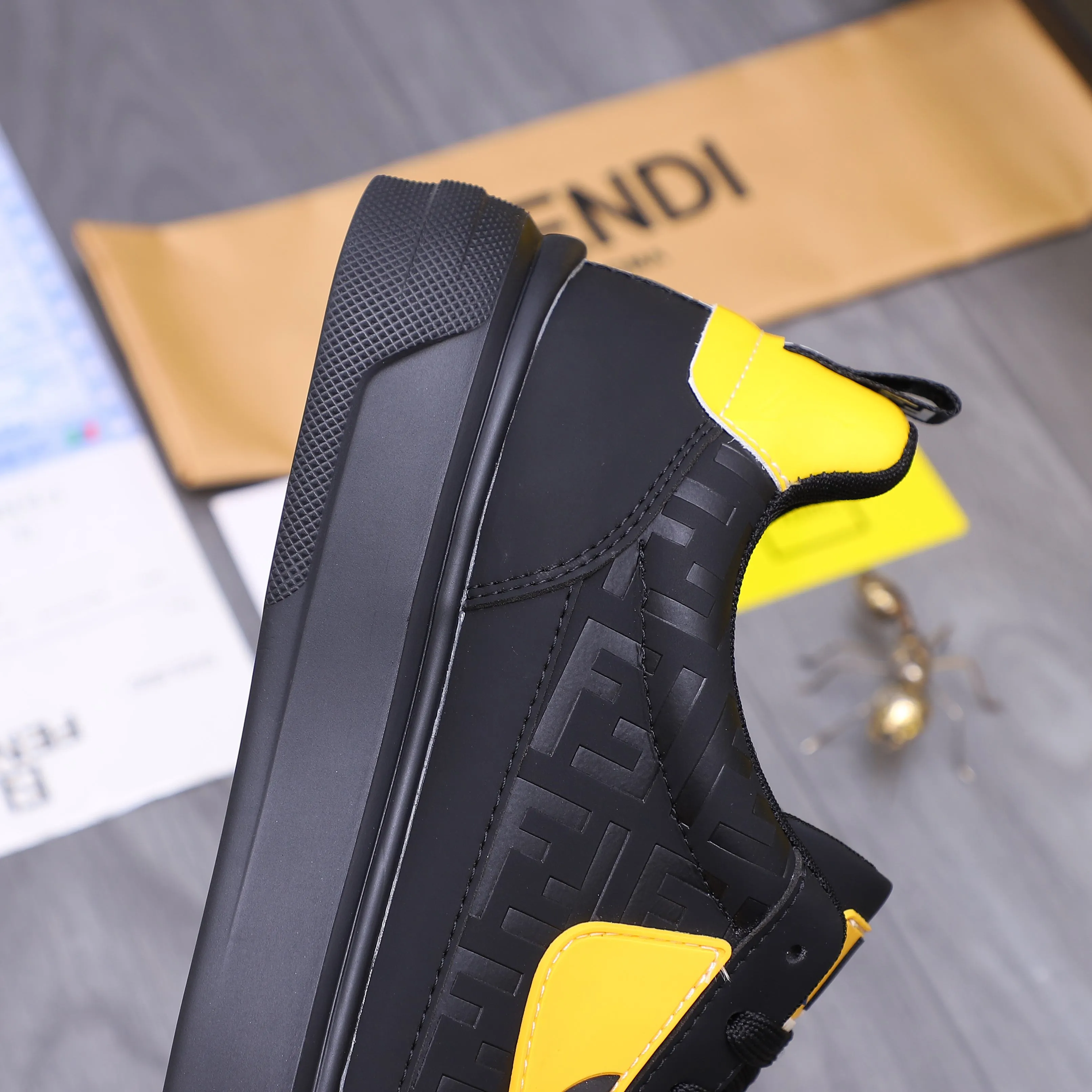 Men's shoes 💰420 Product trademark: FENDI "Fendi" casual shoes Regular size: 38-45 (45 is custom-made and non-returnable) Product materials: Selected cowhide embossed upper, mesh lining, cowhide insole, rubber outsole
